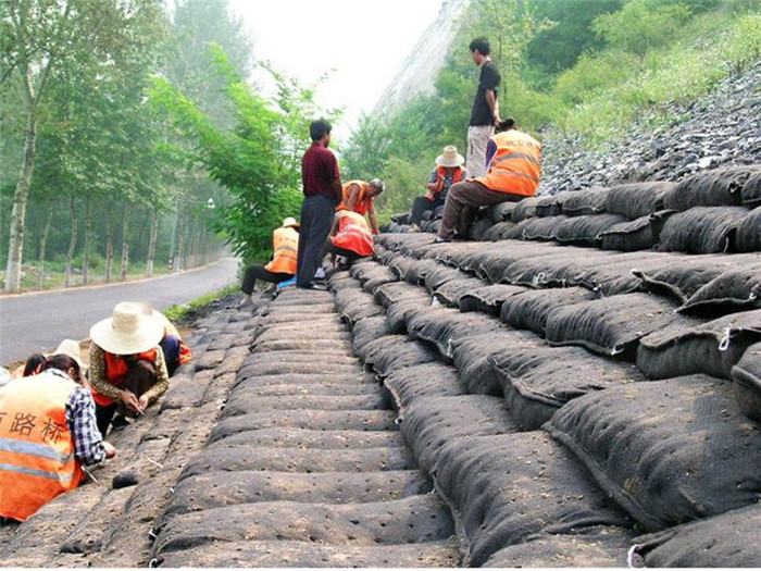 青銀高速道路のガードレール工事です